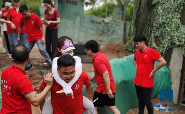 賣上銀導軌的小女孩公司團建2
